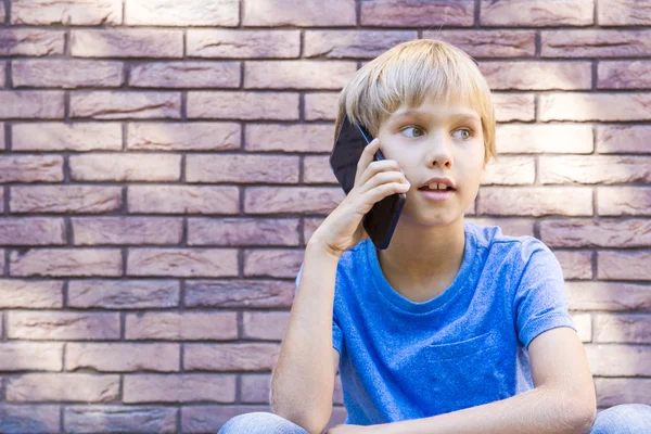 Barnet talar i mobiltelefon. Människor, teknik och kommunikation koncept. — Stockfoto