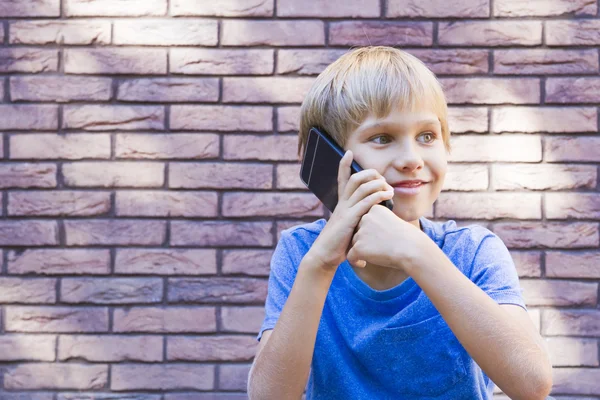 Smilig criança falando no telefone celular Pessoas, tecnologia e conceito de comunicação . — Fotografia de Stock