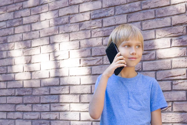 Niño hablando por teléfono móvil. Concepto de personas, tecnología y comunicación . —  Fotos de Stock