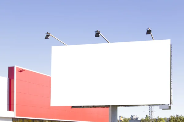 Outdoor em branco na cidade contra o céu azul — Fotografia de Stock