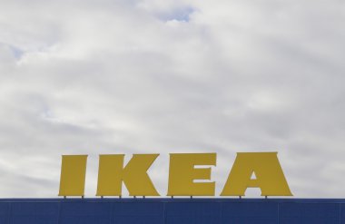 Vilnius, Litvanya - 18 Eylül 2016: IKEA logo Vilnius IKEA mağazası gökyüzüne karşı. dünyanın en büyük mobilya perakendeci olduğunu. 1943 yılında İsveç'te kurulan.