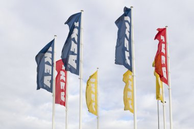 Vilnius, Litvanya - 18 Eylül 2016: IKEA bayrakları IKEA mağazası gökyüzüne karşı. dünyanın en büyük mobilya perakendeci olduğunu. 1943 yılında İsveç'te kuruldu.