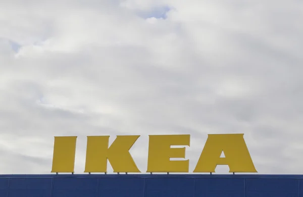 VILNIUS, LITUANIA - 18 settembre 2016: Il logo Ikea contro il cielo nel negozio Vilnius Ikea. è il più grande rivenditore di mobili al mondo. Fondata in Svezia nel 1943 . — Foto Stock