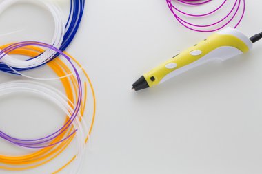 Sarı 3d kalem ve beyaz arka plan üzerinde renkli filamentler. Üstten Görünüm. Metin için yer kopyalayın