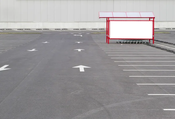 Mock up. Shoping trolley baai op een parkeerplaats in de buurt van supermarkt — Stockfoto