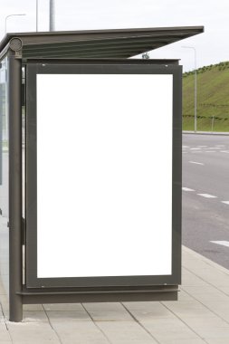 Boş billboard reklam, sokağın bir otobüs durağında için. Yukarı alay.