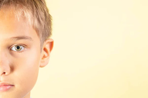 Metade retrato de menino adolescente bonito no fundo amarelo — Fotografia de Stock