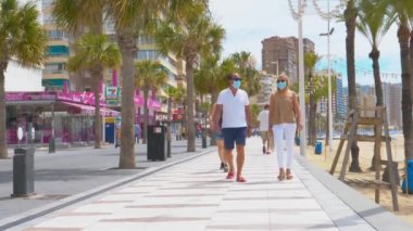 Benidorm, İspanya, 14 Haziran 2020: İnsanlar Benidorm Levante sahilinde güneşli bir günün tadını çıkarıyorlar. Coronavirus salgınından sonra popüler İspanyol tatil beldesi