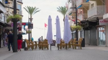 Benidorm, İspanya, 14 Haziran 2020: Coronavirus salgını sonrası popüler İspanyol tatil beldesi Benidorm. Levante plajı yakınlarındaki boş kafeye bak