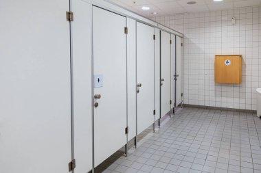 Umumi tuvalet, tuvalet, tuvalet kapıları, bebek değiştirme masası.