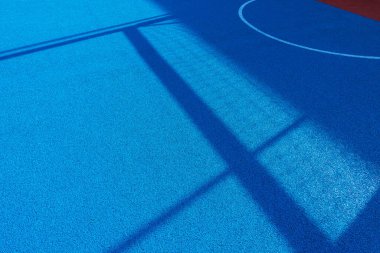 Renkli bir spor salonu geçmişi var. Üst manzara açık mavi arazi kauçuk zemin beyaz çizgi açık hava