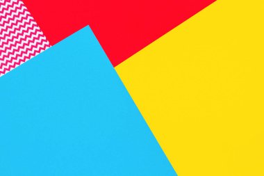 Soyut geometrik moda kağıtları arka plan sarı, açık pembe, mavi renklerde. Üst manzara, düz uzanma