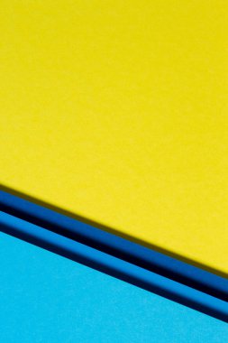 Soyut renk kağıtları geometri düz kompozisyon arka planı mavi ve sarı tonlarla