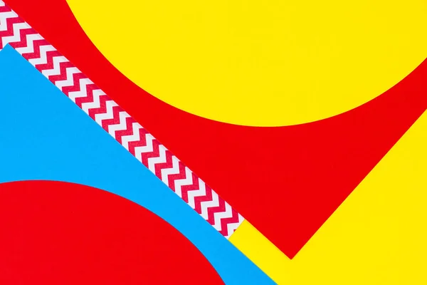 Papeles de moda geométricos abstractos textura fondo en amarillo, rosa claro, colores azules. Vista superior, plano — Foto de Stock