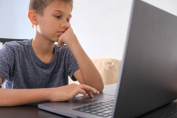 Adolescente usando computador portátil em casa. Tecnologia, aprendizagem on-line, educação a distância, estudar em casa, lição de casa, jogos educacionais para crianças — Fotografia de Stock