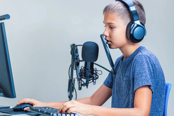 Aprendizagem online, educação remota, jogos, conceito escolar. Menino adolescente usando fones de ouvido usando microfone — Fotografia de Stock