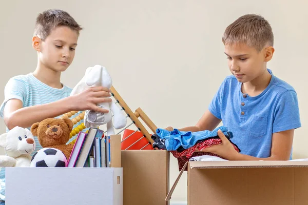Çocuklar gönüllü olarak oyuncak, giysi, kitap, bağış kutusunda bağış yapıyor.
