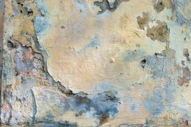 Eski çatlak, yıpranmış duvar arkaplanı dokusu. Hafif soyulmuş alçı duvarlar ve dökülen boya taneleri.