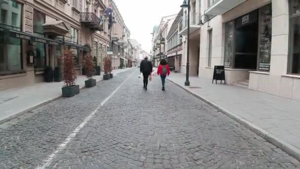 Vilnius, Litva - 10. listopadu 2020: Pohled na ulici Vilnius s velmi malým počtem lidí během pandemického propuknutí pandemie koronaviru Covid19 — Stock video