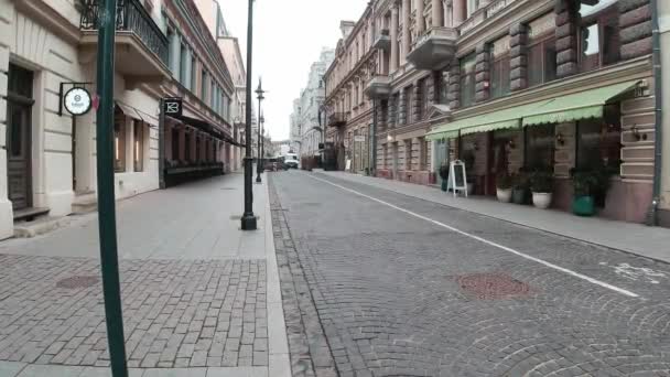 Vilnius, Litvanya - 10 Kasım 2020: Salgın Covid19 Coronavirus karantina salgını sırasında çok az kişiyle Vilnius caddesine bakın — Stok video