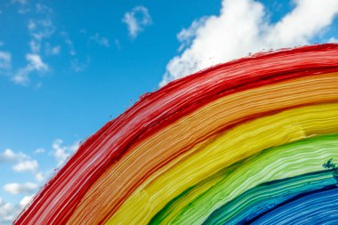 Evde koronavirüs enfeksiyonu karantinası sırasında pencereye renkli gökkuşağı boyanmış. Umudun sembolü