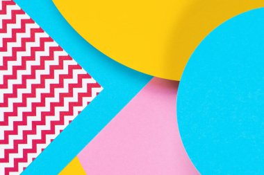 Soyut geometrik moda kağıtları arka plan sarı, açık pembe, mavi renklerde. Üst manzara, düz uzanma