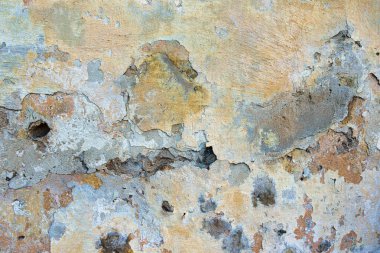 Eski çatlak, yıpranmış duvar arkaplanı dokusu. Hafif soyulmuş alçı duvarlar ve dökülen boya taneleri.