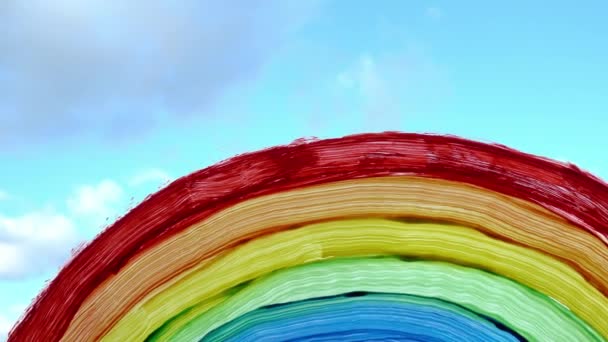 Pennello pittura arcobaleno colorato sulla finestra. Resta a casa. Simbolo di speranza — Video Stock