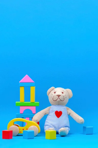 Детские игрушки на голубом фоне — стоковое фото