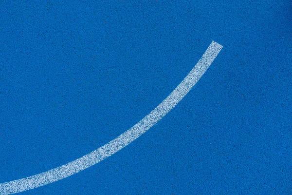 Quadra desportiva colorida. Fundo de borracha de campo azul claro com linha branca ao ar livre — Fotografia de Stock