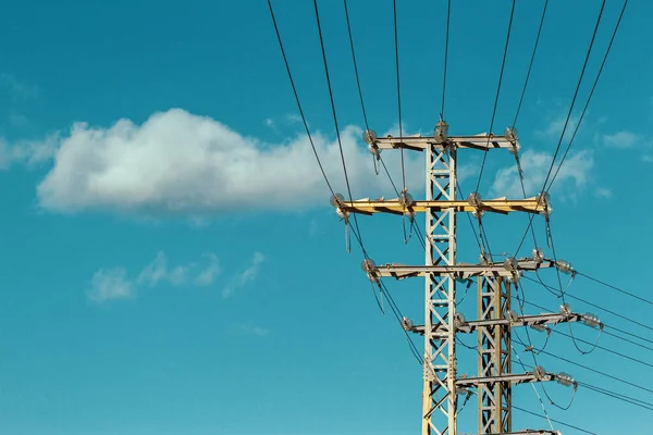 Torres de transmissão elétrica de alta tensão e linhas de alta tensão sobre fundo azul céu — Fotografia de Stock