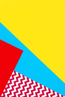 Soyut geometrik moda kağıtları arka plan sarı, kırmızı, pembe, mavi renklerle. Üst manzara, düz uzanma