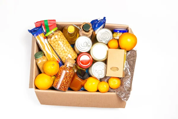 Mat donationer låda med livsmedel produkter på vit bakgrund. Ovanifrån — Stockfoto