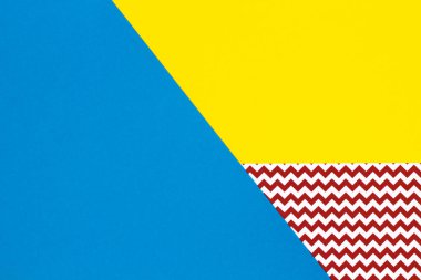 Soyut geometrik moda kağıtları arka plan sarı, kırmızı, mavi renklerde. Üst manzara, düz uzanma