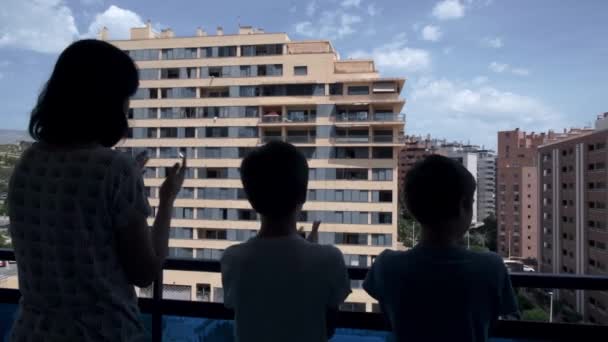 Persone che applaudono dal balcone per sostenere il personale medico, operatori sanitari, medici, infermieri durante la pandemia di Coronavirus — Video Stock