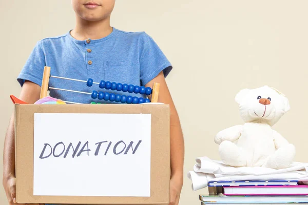 Freiwillige mit Spielzeug, Kleidung, Büchern, Spendengütern in Spendenbox — Stockfoto