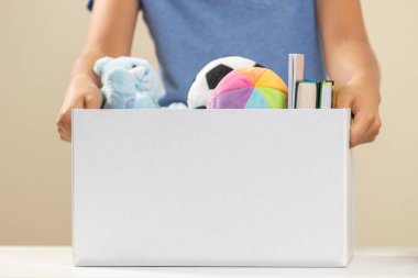 Gönüllü bağış kutusuyla oyuncaklar, kıyafetler, hayır işleri için kitaplar.