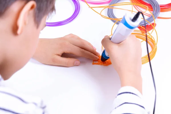 Niño creando un nuevo objeto 3d con pluma 3d. Aprendizaje y entretenimiento en casa — Foto de Stock