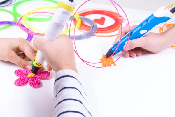 Çocuk elleri 3 boyutlu kalemle yeni 3 boyutlu nesneler yaratıyor. Evde öğrenim ve eğlence — Stok fotoğraf