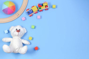 Oyuncak oyuncaklar oyuncak ayı, ahşap tren ve renkli bloklar