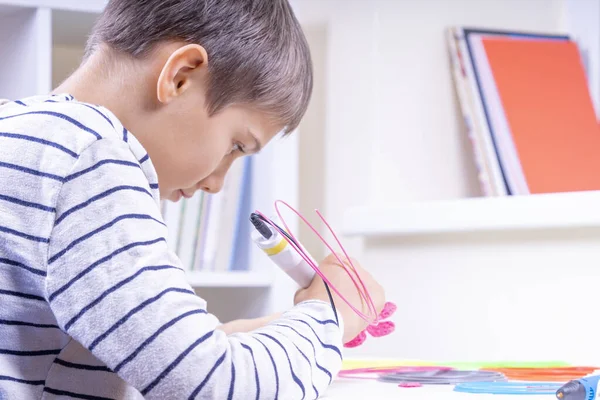 Criança criando novo objeto 3d com caneta 3d. Aprendizagem e entretenimento em casa — Fotografia de Stock