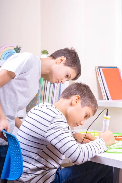 Niños creando con pluma 3d. Aprendizaje y entretenimiento en casa — Foto de Stock