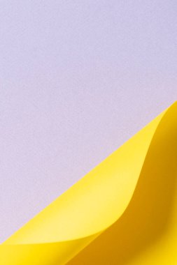 Soyut yaratıcı geometrik eğimli şekil sarı ve açık gri kağıt arka plan