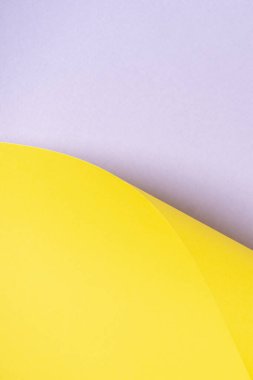 Soyut yaratıcı geometrik eğimli şekil sarı ve açık gri kağıt arka plan