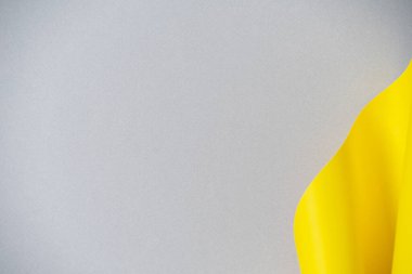 Soyut yaratıcı geometrik eğimli şekil sarı ve açık gri kağıt arka plan