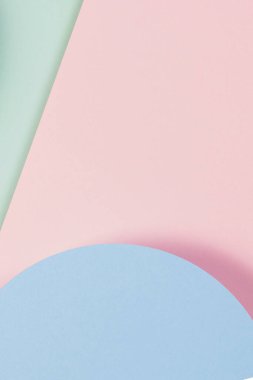Yumuşak yeşil, pastel pembe, açık mavi renkli kağıdın soyut geometrik dokusu. Üst manzara, düz uzanma