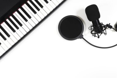 Piyano ve mikrofonlu müzik arkaplanı grunge kağıt dokusu