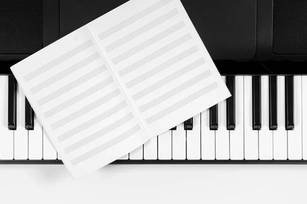 Formación musical. Teclado de piano y libreta de música. Vista superior —  Fotos de Stock