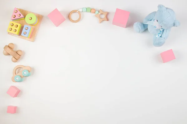 Baby-Kinderspielzeug Rahmen auf weißem Hintergrund. Ansicht von oben. Flach lag er. Kopierraum für Text — Stockfoto