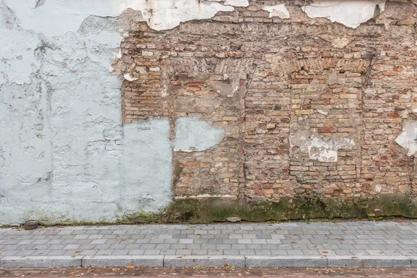 Urban street background. Old grunge obsolete brick wall and pavement — Stock Photo, Image